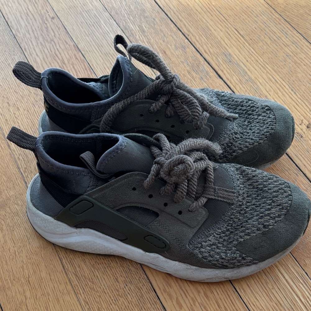 Nike Huarache super comfy Kids Gray / Green Sneakers size 3 , good used conditio